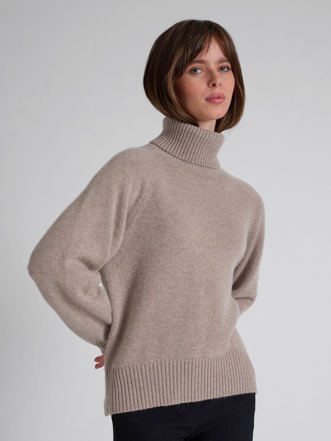 Turtle neck chunky cashmere sweater "Milano" in 100% pure cashmere. Scandinavian design by Kashmina. Color: Toast.