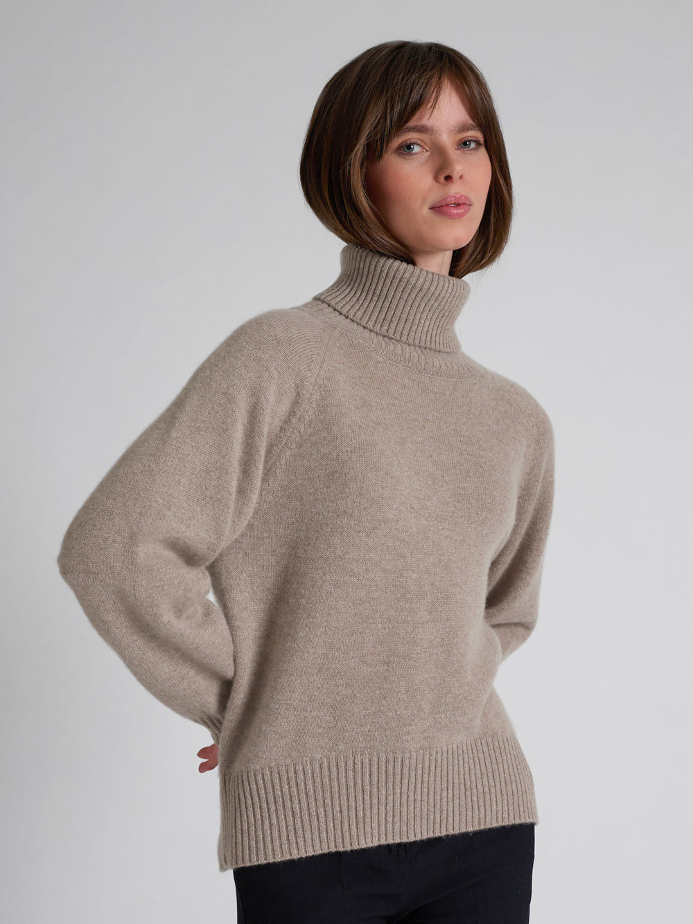 Turtle neck chunky cashmere sweater "Milano" in 100% pure cashmere. Scandinavian design by Kashmina. Color: Toast.