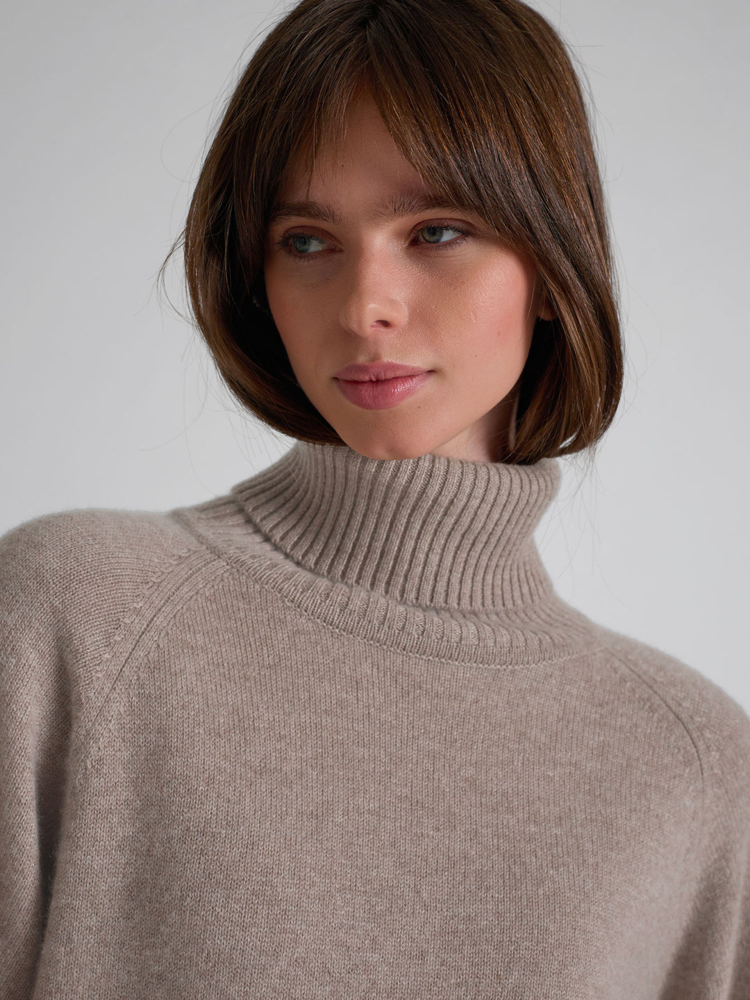Turtle neck chunky cashmere sweater "Milano" in 100% pure cashmere. Scandinavian design by Kashmina. Color: Toast.