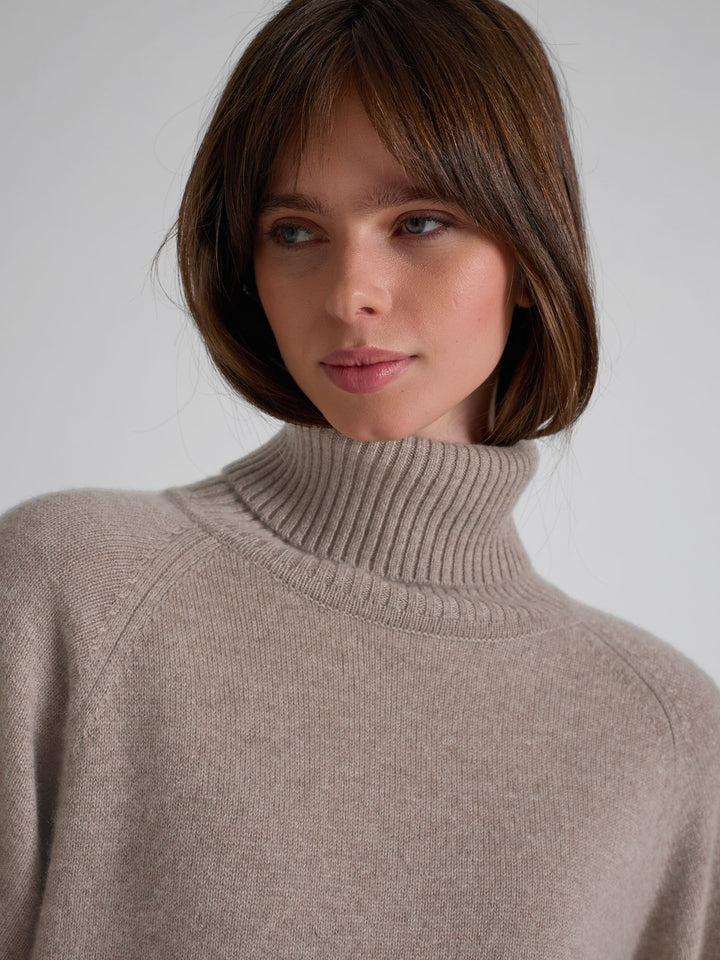 Turtle neck chunky cashmere sweater "Milano" in 100% pure cashmere. Scandinavian design by Kashmina. Color: Toast.
