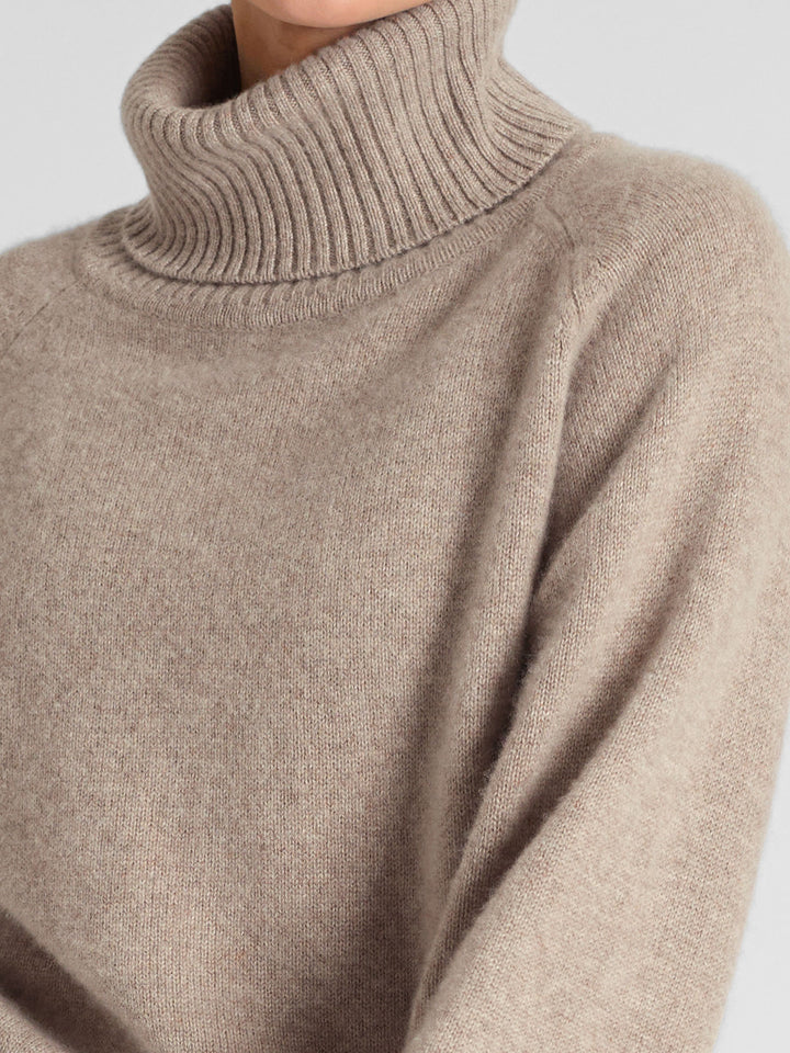 Turtle neck chunky cashmere sweater "Milano" in 100% pure cashmere. Scandinavian design by Kashmina. Color: Toast.