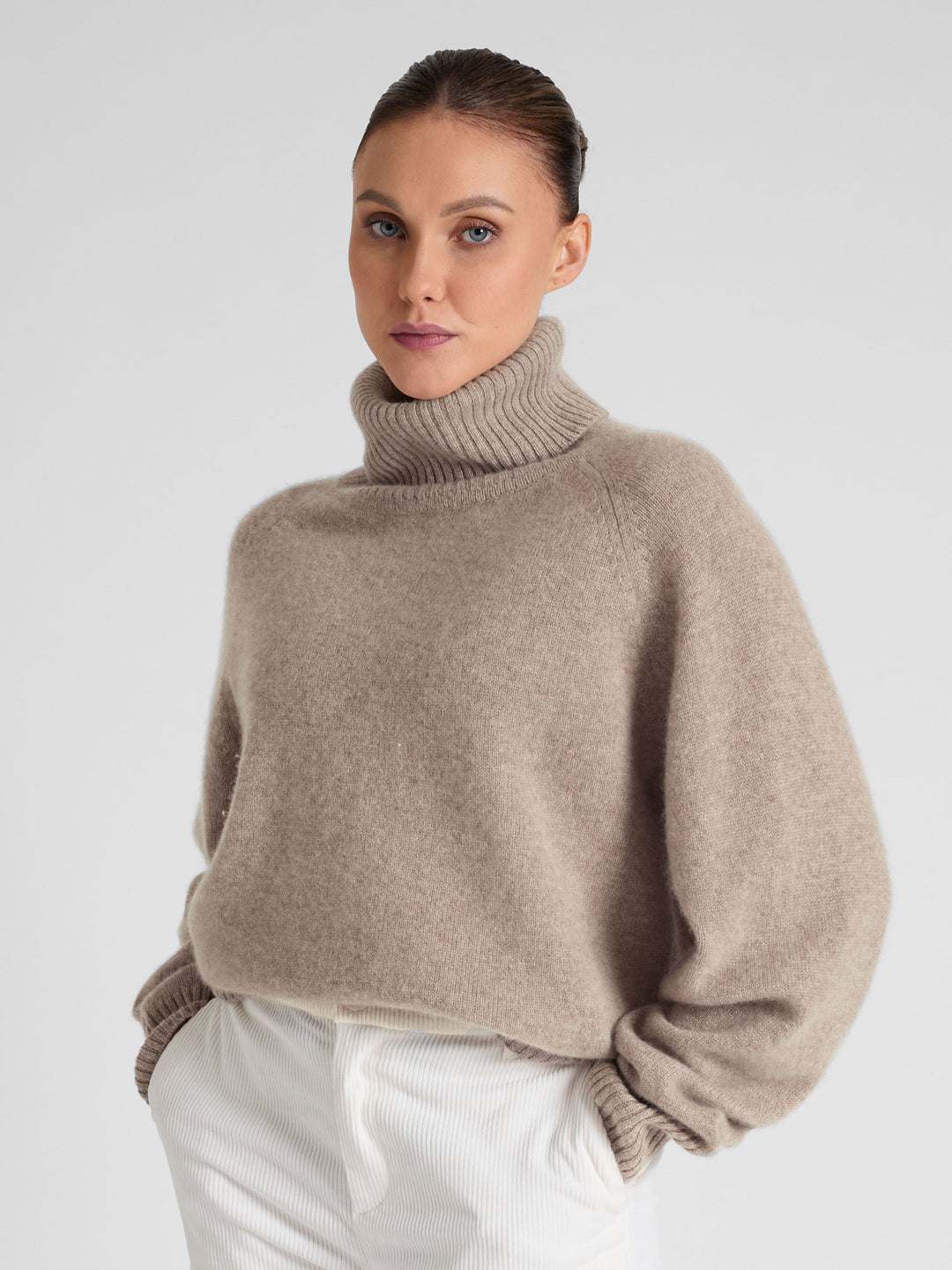 Turtle neck chunky cashmere sweater "Milano" in 100% pure cashmere. Scandinavian design by Kashmina. Color: Toast.