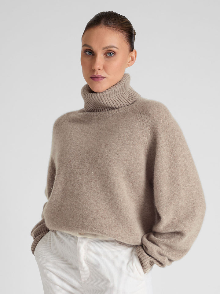 Turtle neck chunky cashmere sweater "Milano" in 100% pure cashmere. Scandinavian design by Kashmina. Color: Toast.