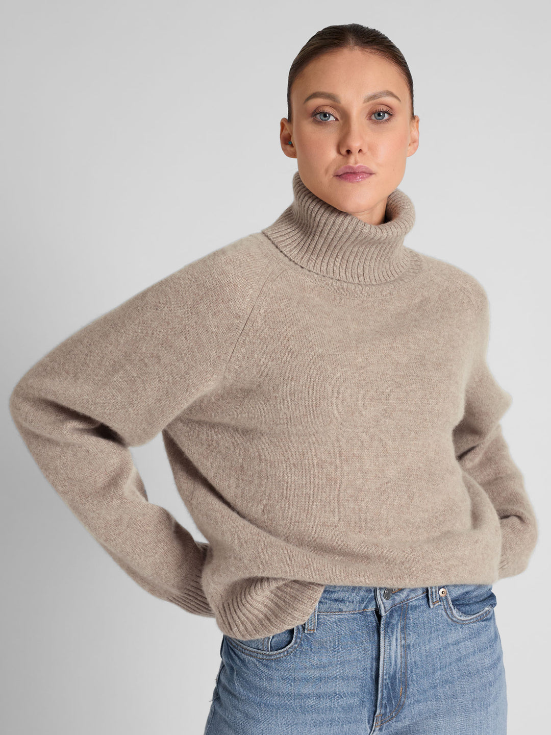 Cashmere sweater "Milano" in 100% pure cashmere. Scandinavian design by Kashmina. Color: Toast.