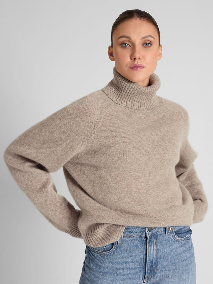 Turtle neck chunky cashmere sweater "Milano" in 100% pure cashmere. Scandinavian design by Kashmina. Color: Toast.