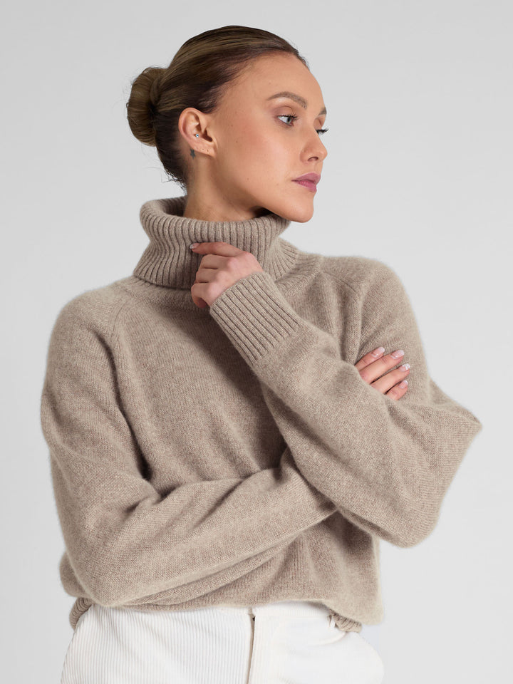 Turtle neck chunky cashmere sweater "Milano" in 100% pure cashmere. Scandinavian design by Kashmina. Color: Toast.