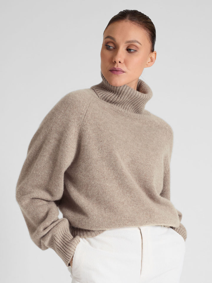 Turtle neck chunky cashmere sweater "Milano" in 100% pure cashmere. Scandinavian design by Kashmina. Color: Toast.
