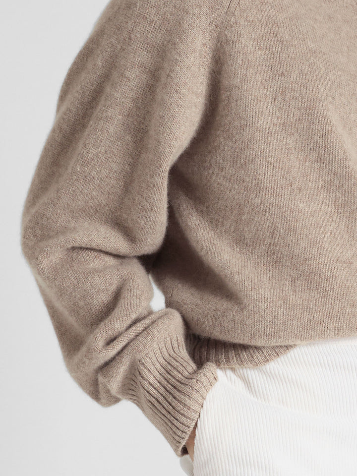 Turtle neck chunky cashmere sweater "Milano" in 100% pure cashmere. Scandinavian design by Kashmina. Color: Toast.