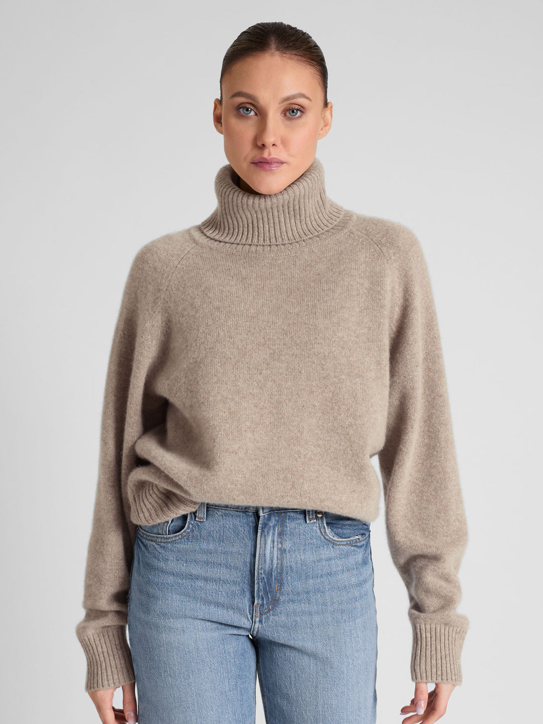 Cashmere sweater "Milano" in 100% pure cashmere. Scandinavian design by Kashmina. Color: Toast.