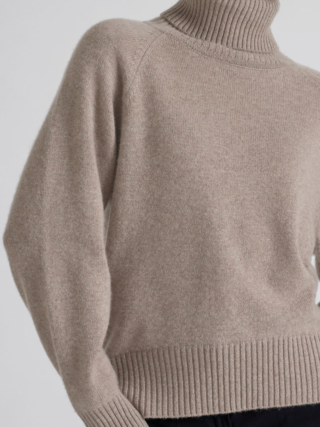 Turtle neck chunky cashmere sweater "Milano" in 100% pure cashmere. Scandinavian design by Kashmina. Color: Toast.