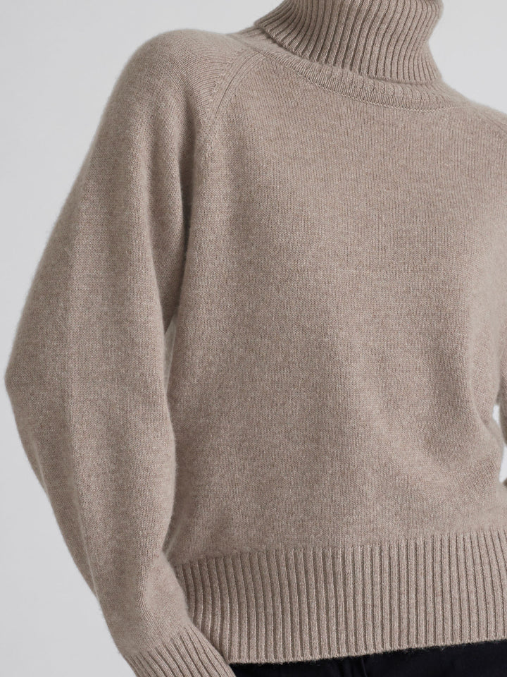 Turtle neck chunky cashmere sweater "Milano" in 100% pure cashmere. Scandinavian design by Kashmina. Color: Toast.