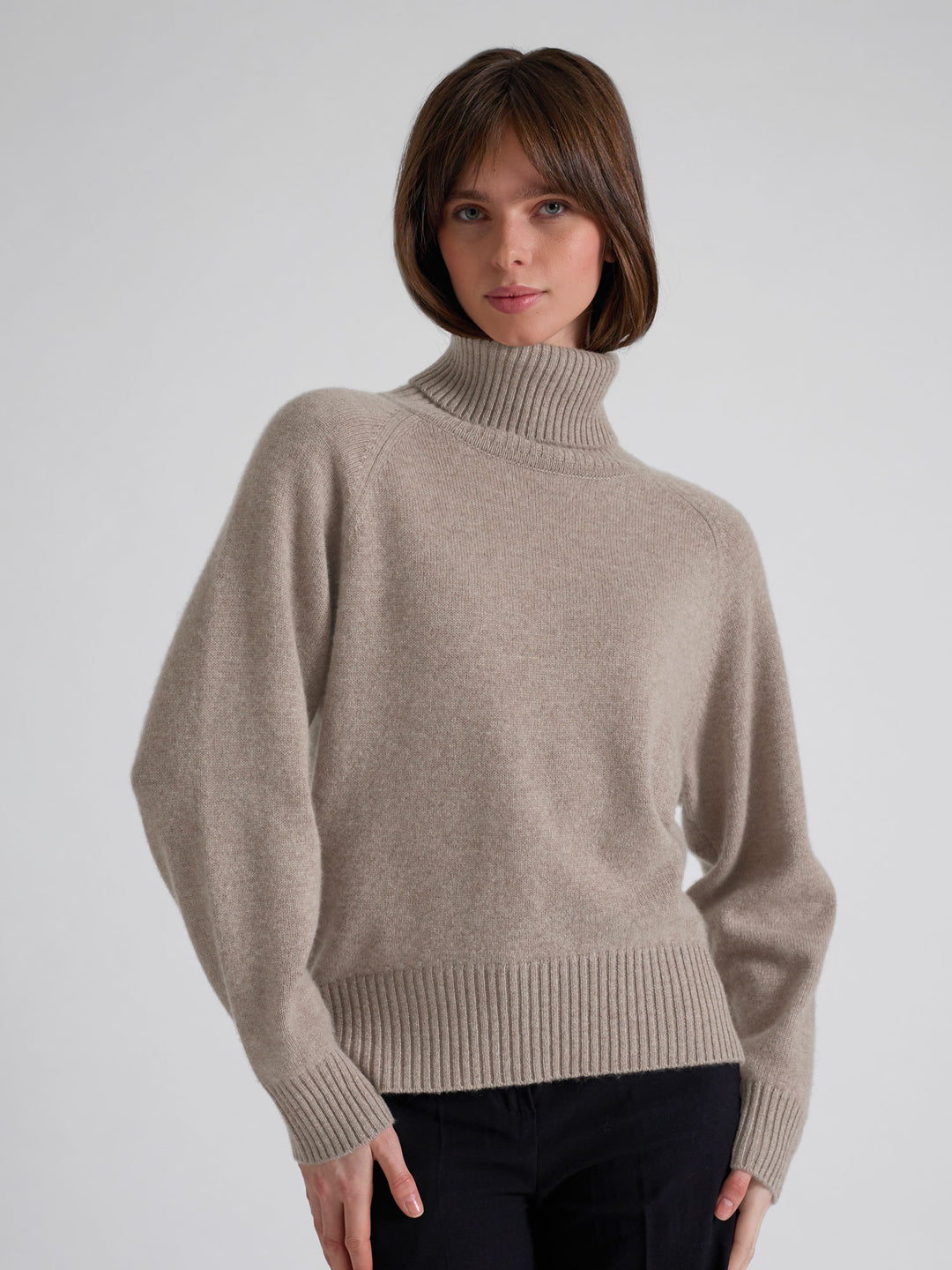 Turtle neck chunky cashmere sweater "Milano" in 100% pure cashmere. Scandinavian design by Kashmina. Color: Toast.