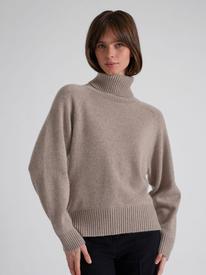 Turtle neck chunky cashmere sweater "Milano" in 100% pure cashmere. Scandinavian design by Kashmina. Color: Toast.