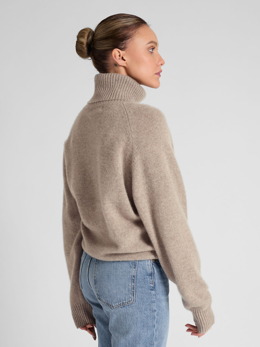 Turtle neck chunky cashmere sweater "Milano" in 100% pure cashmere. Scandinavian design by Kashmina. Color: Toast.