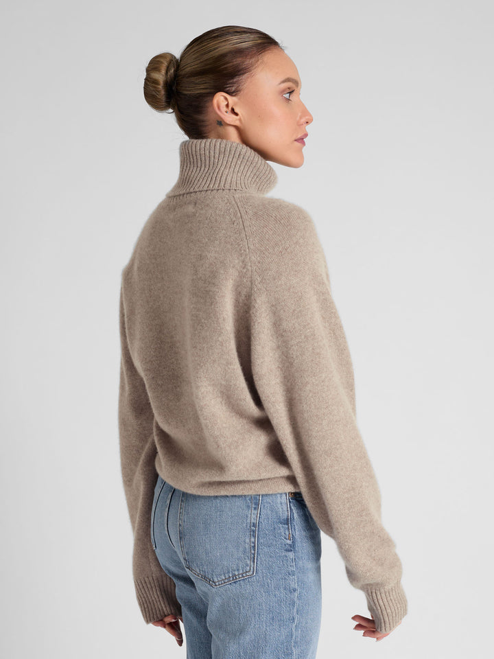 Turtle neck chunky cashmere sweater "Milano" in 100% pure cashmere. Scandinavian design by Kashmina. Color: Toast.