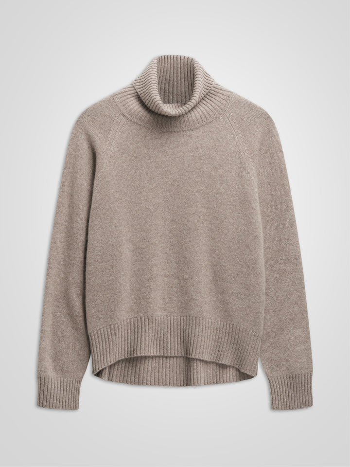 Turtle neck chunky cashmere sweater "Milano" in 100% pure cashmere. Scandinavian design by Kashmina. Color: Toast.