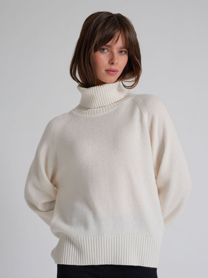 Turtle neck cashmere sweater "Milano" in 100% pure cashmere. Scandinavian design by Kashmina. Color: White.