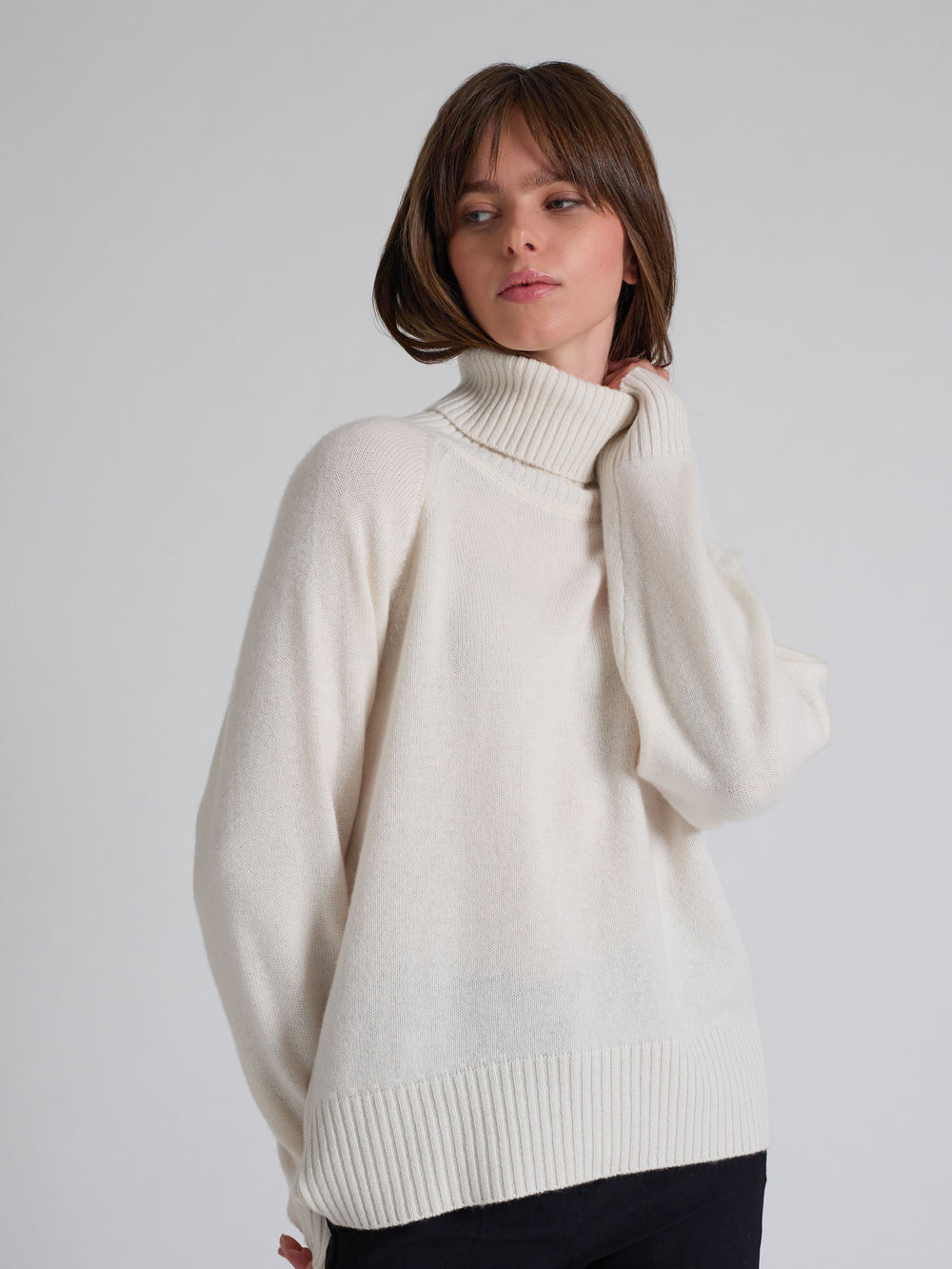Turtle neck cashmere sweater "Milano" in 100% pure cashmere. Scandinavian design by Kashmina. Color: White.