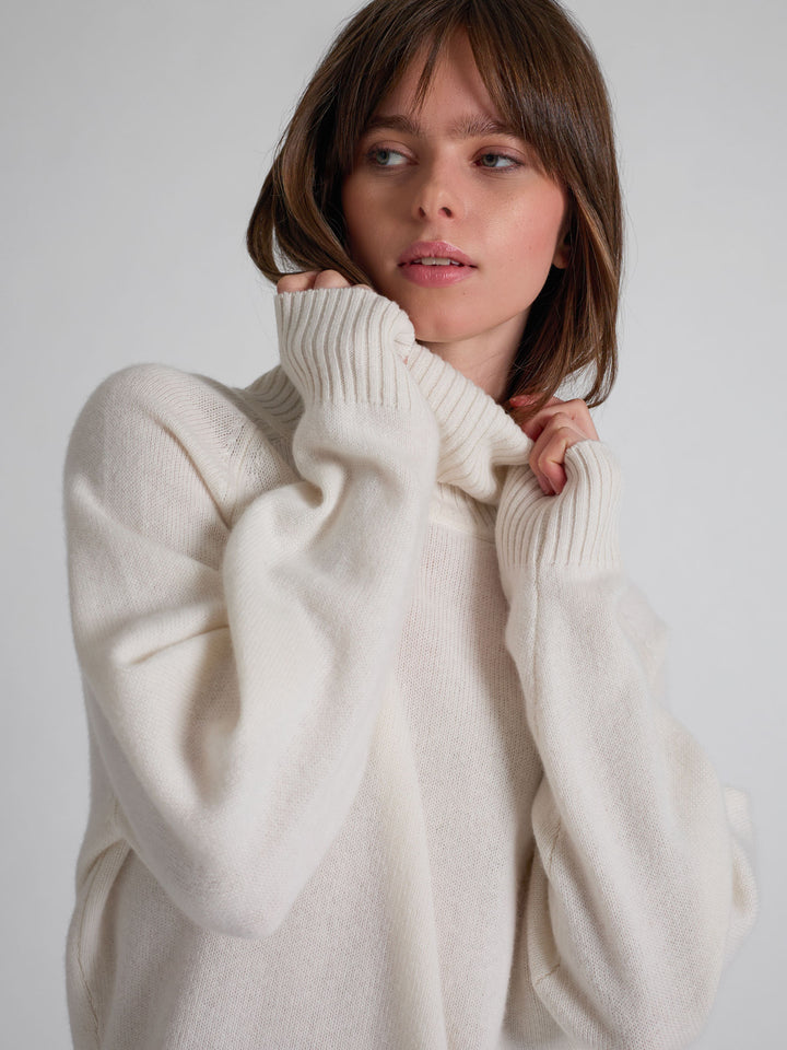 Turtle neck cashmere sweater "Milano" in 100% pure cashmere. Scandinavian design by Kashmina. Color: White.