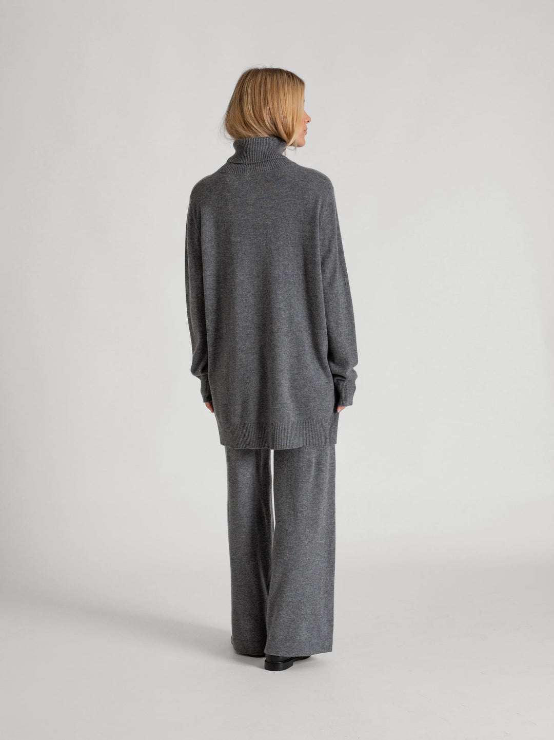 Long polo sweater in 100% pure cashmere. Scandinavian design by Kashmina. Color: Dark Grey.