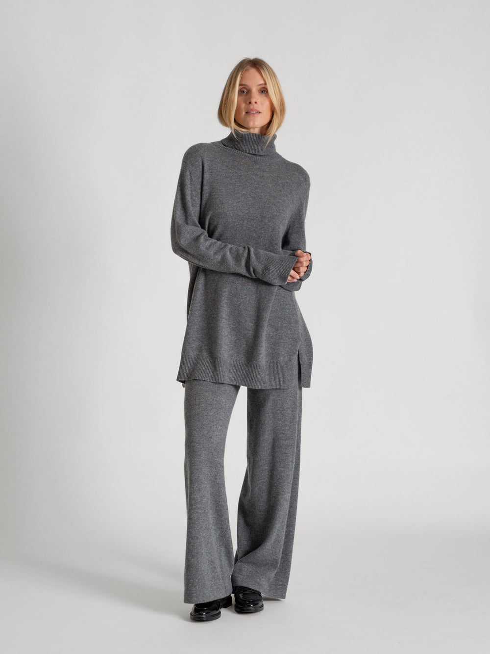 Long polo sweater in 100% pure cashmere. Scandinavian design by Kashmina. Color: Dark Grey.