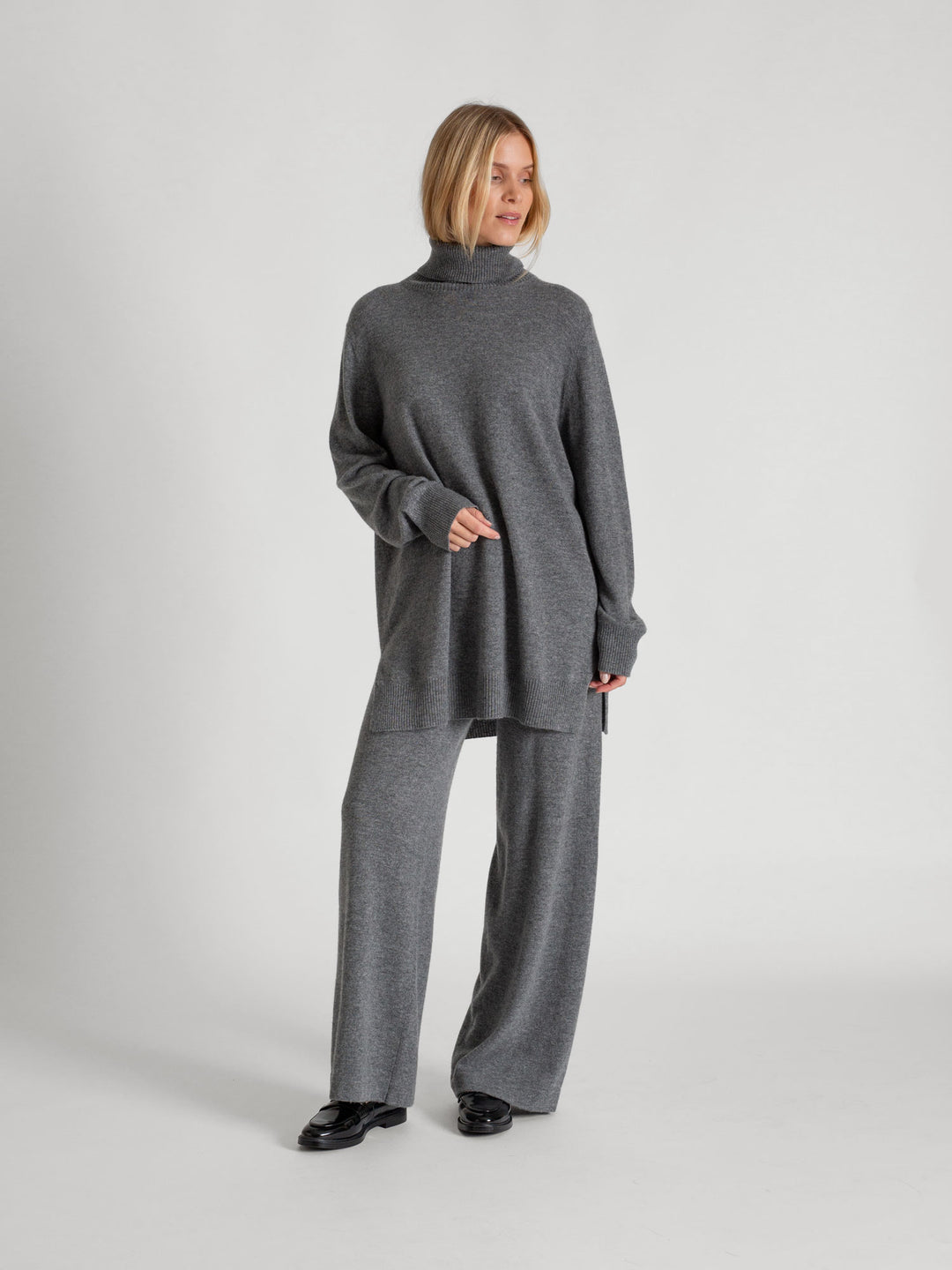 Cashmere pants "Dagny" in 100% pure cashmere. Scandinavian design by Kashmina. Color: Dark Grey.