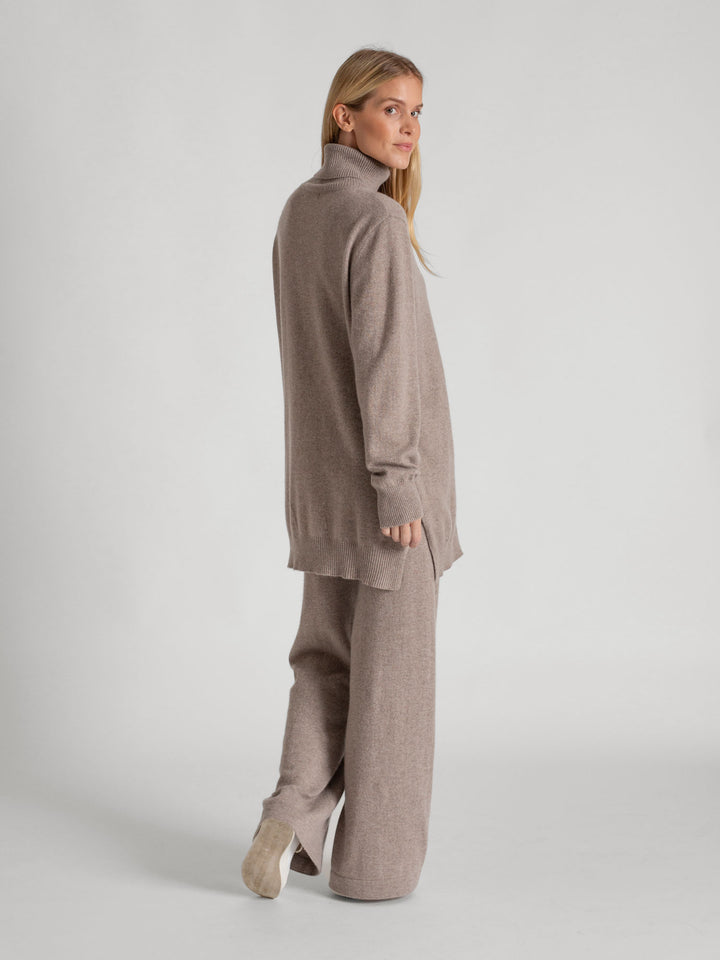 Long polo sweater in 100% pure cashmere. Scandinavian design by Kashmina. Color: Toast.