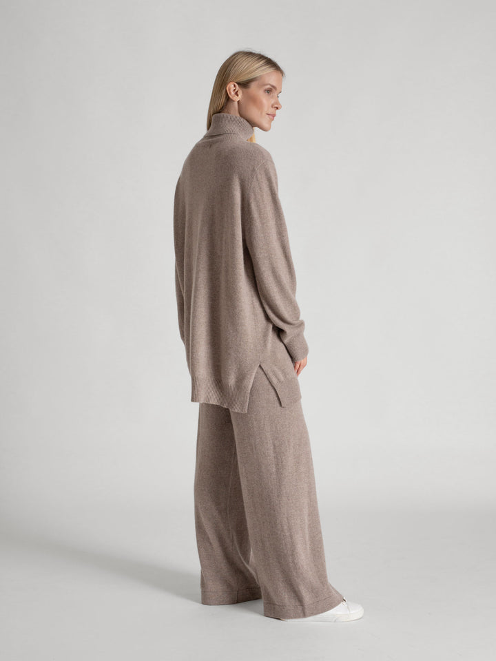 Cashmere pants "Dagny" in 100% pure cashmere. Scandinavian design by Kashmina. Color: Toast.