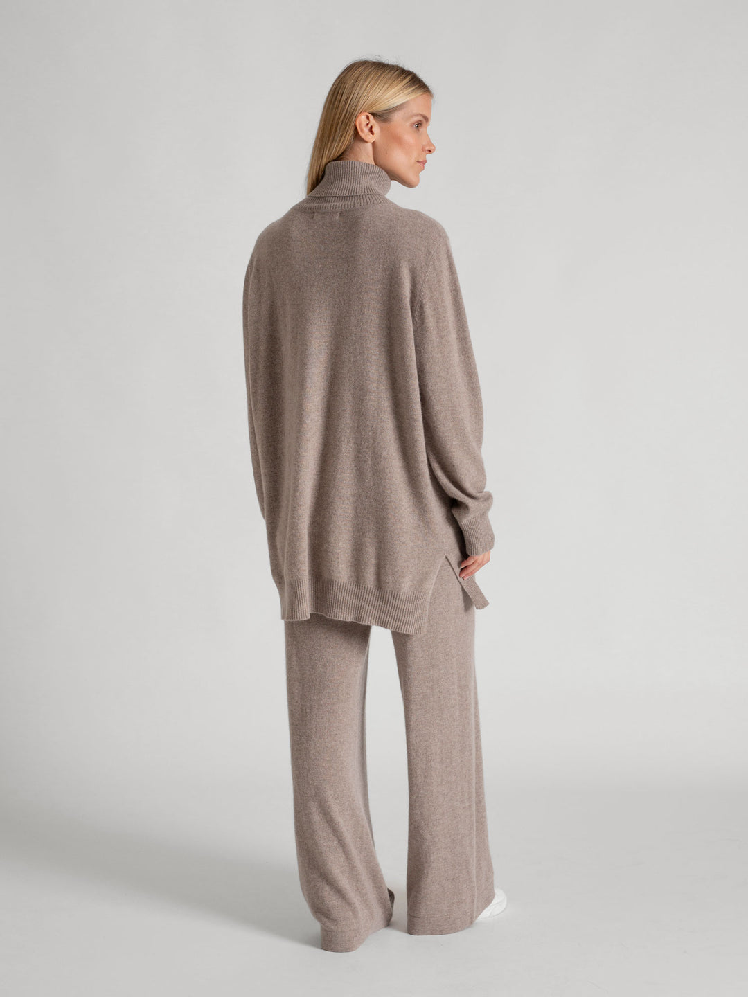 Long polo sweater in 100% pure cashmere. Scandinavian design by Kashmina. Color: Toast.