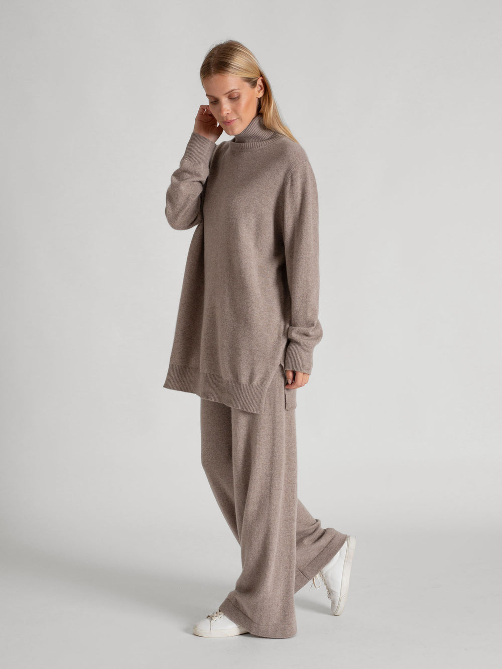 Cashmere pants "Dagny" in 100% pure cashmere. Scandinavian design by Kashmina. Color: Toast.