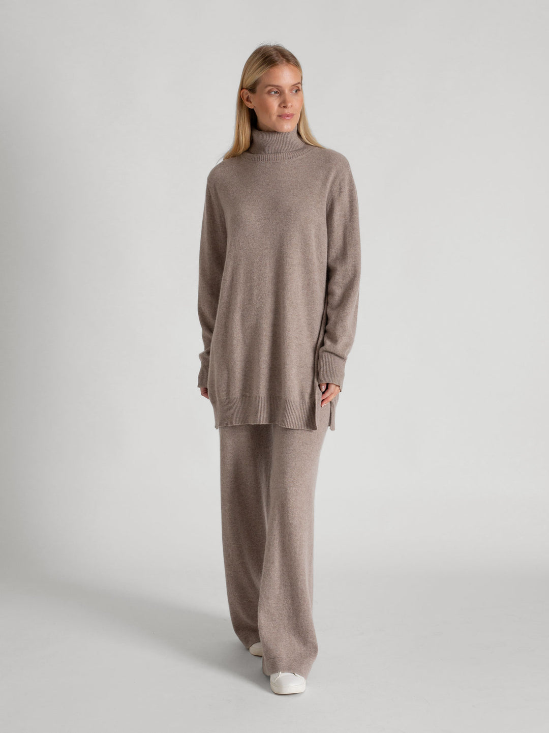 Cashmere pants "Dagny" in 100% pure cashmere. Scandinavian design by Kashmina. Color: Toast.