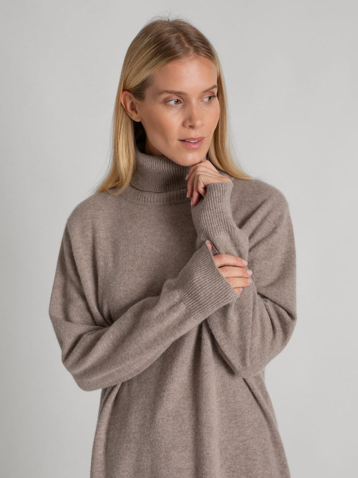 Long polo sweater in 100% pure cashmere. Scandinavian design by Kashmina. Color: Toast.