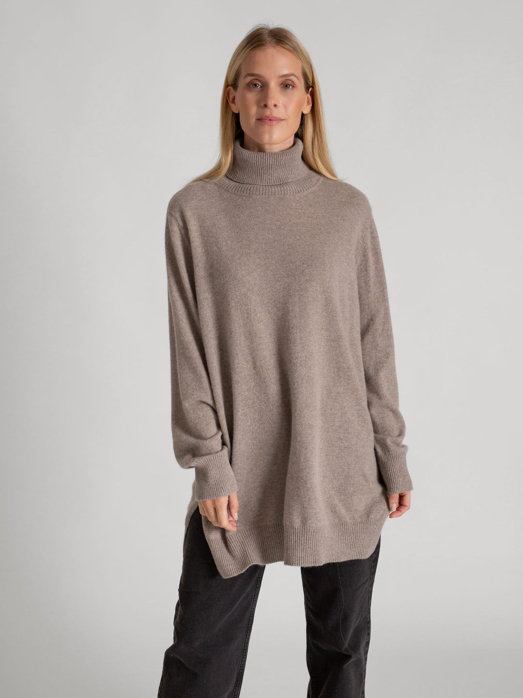 Long polo sweater in 100% pure cashmere. Scandinavian design by Kashmina. Color: Toast.