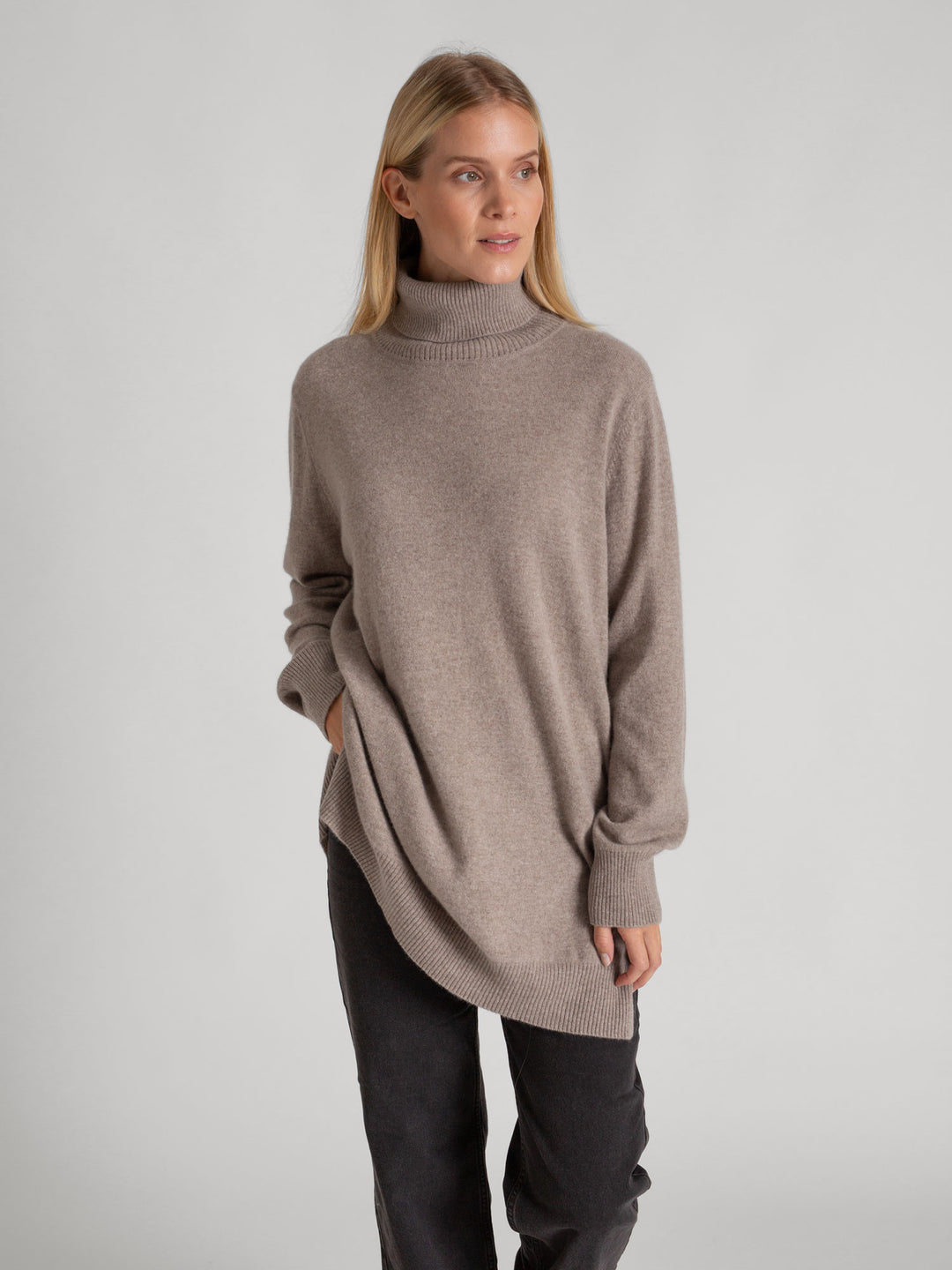 Long polo sweater in 100% pure cashmere. Scandinavian design by Kashmina. Color: Toast.