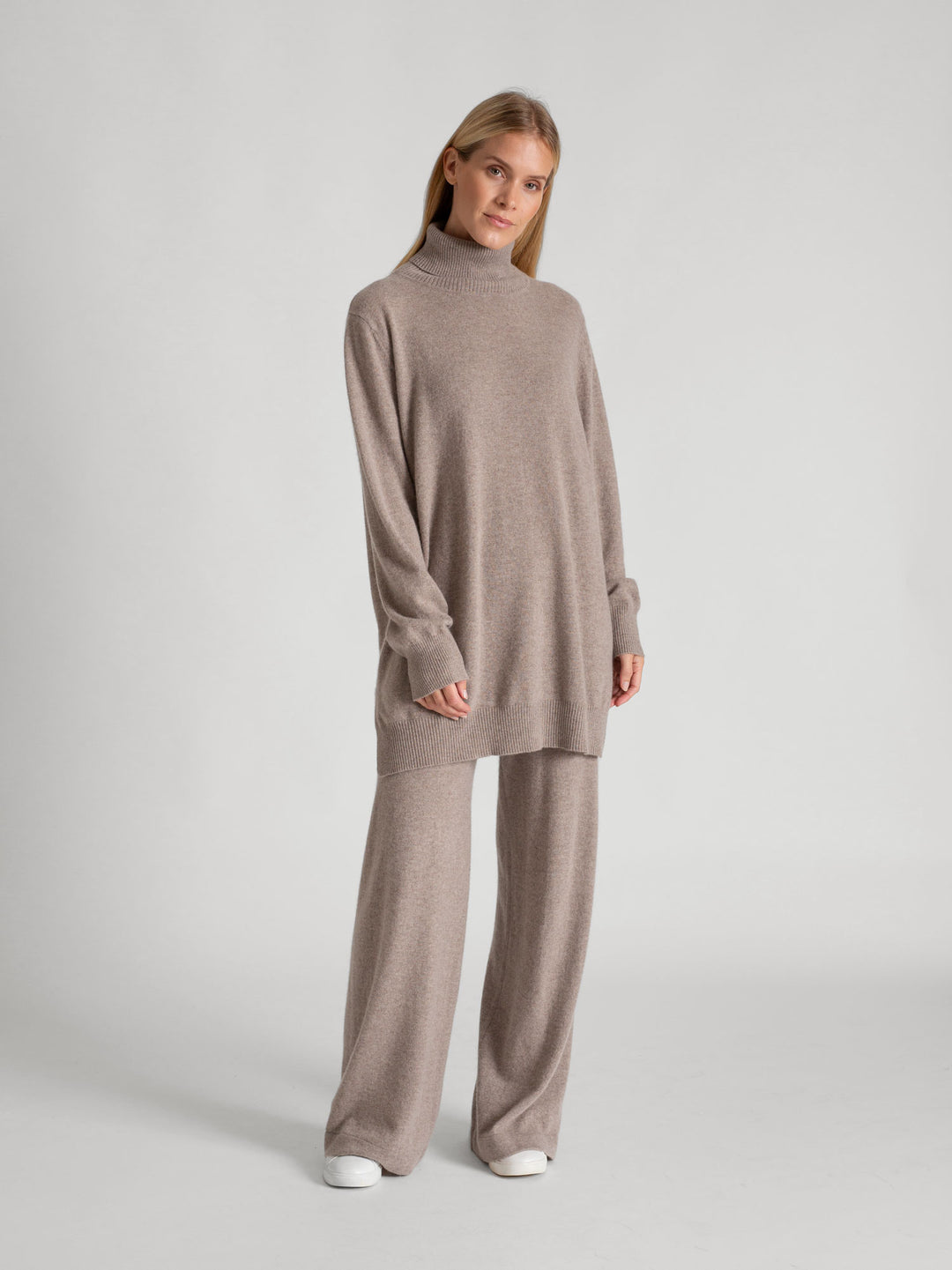 Long polo sweater in 100% pure cashmere. Scandinavian design by Kashmina. Color: Toast.