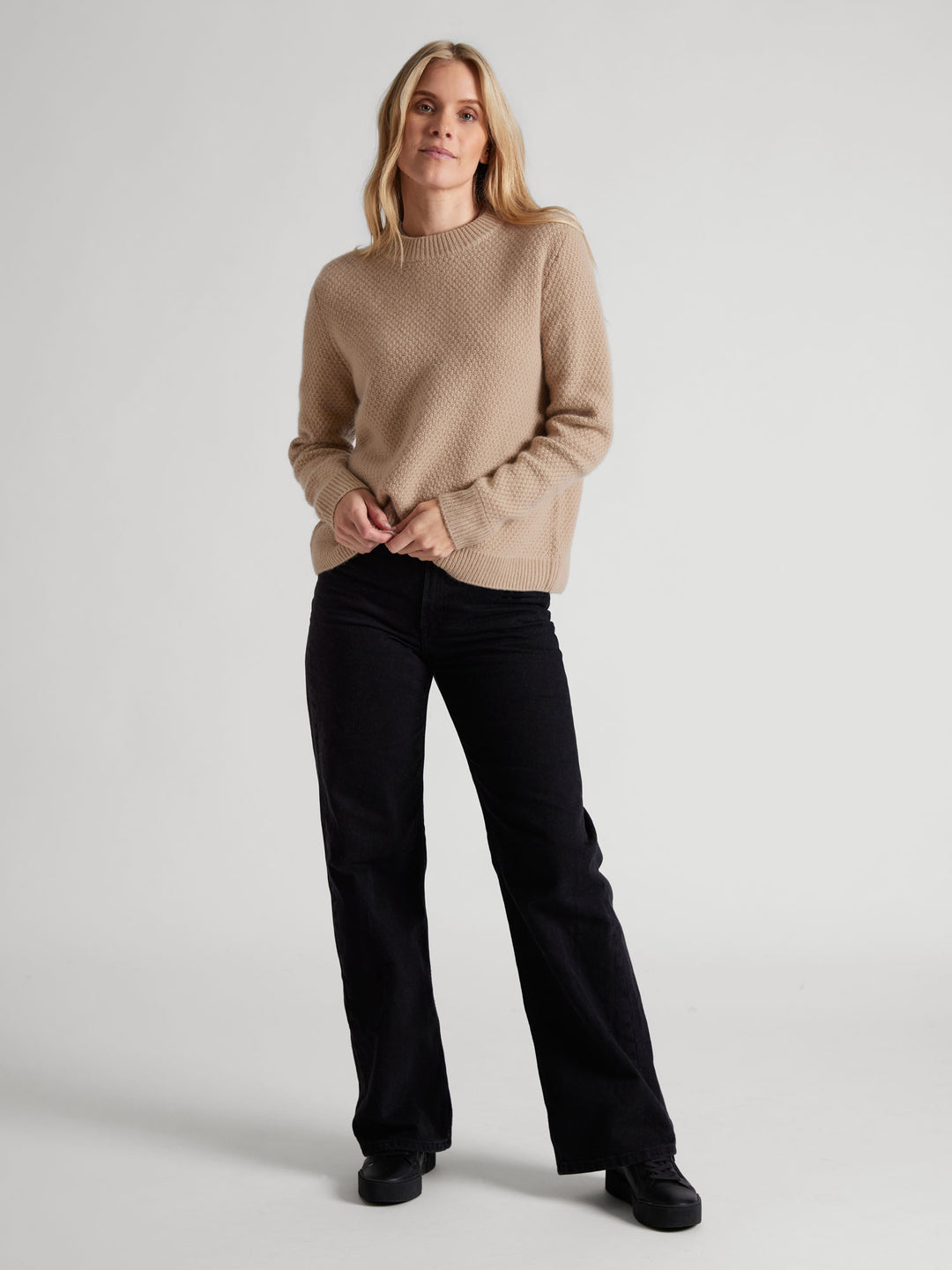 Seed stiched cashmere sweater  "Pearl" in 100% pure cashmere. Scandinavian design by Kashmina. Color: Sand.