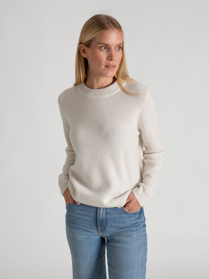 Seed stitched cashmere sweater "Pearl" in 100% pure cashmere. Scandinavian design by Kashmina. Color: White.