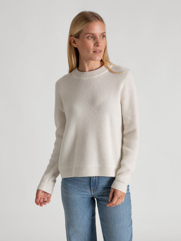Seed stitched cashmere sweater "Pearl" in 100% pure cashmere. Scandinavian design by Kashmina. Color: White.