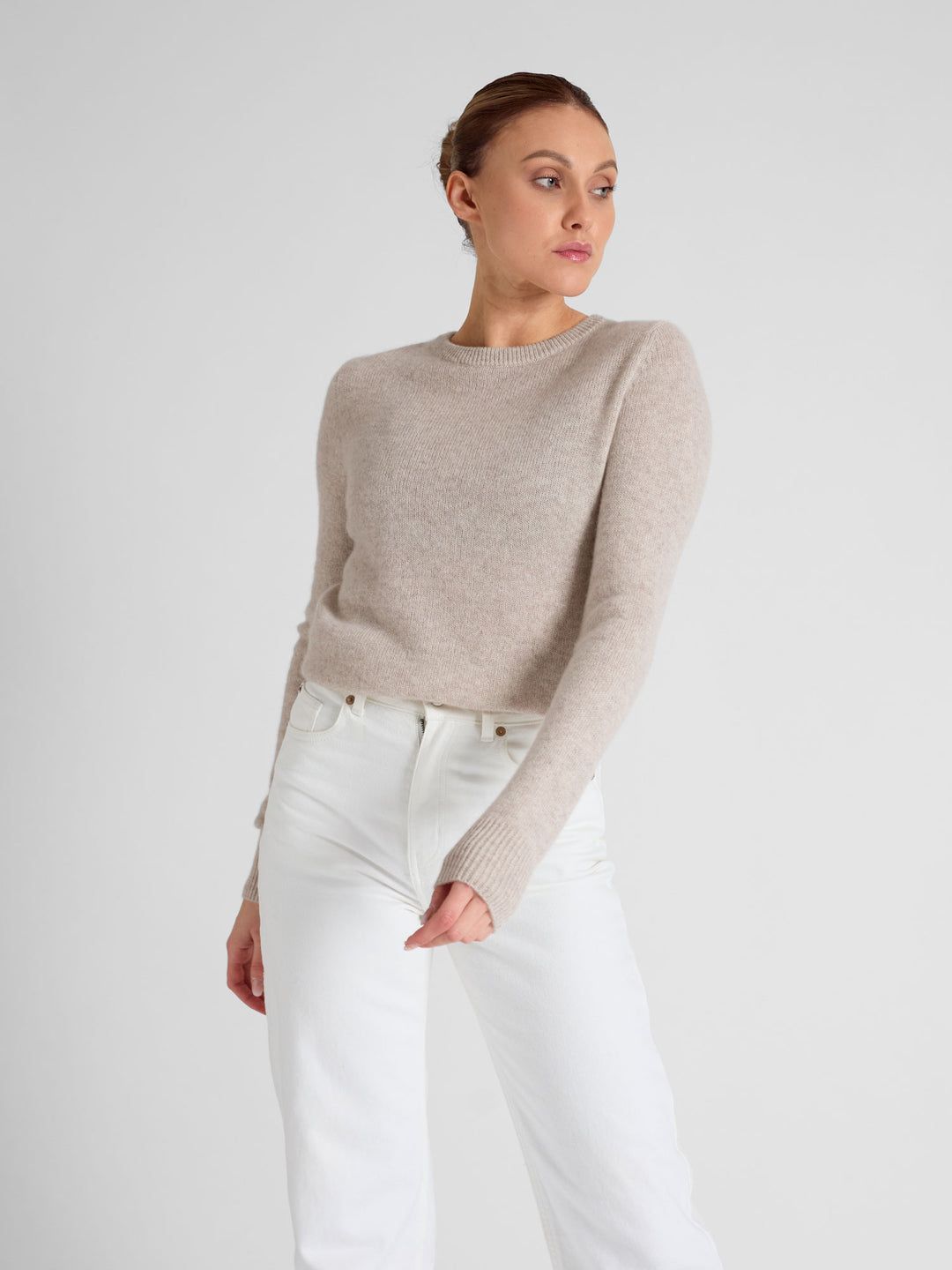 Cashmere sweater round neck "Saga" in 100% pure cashmere. Scandinavian design by Kashmina.  Color: Beige.