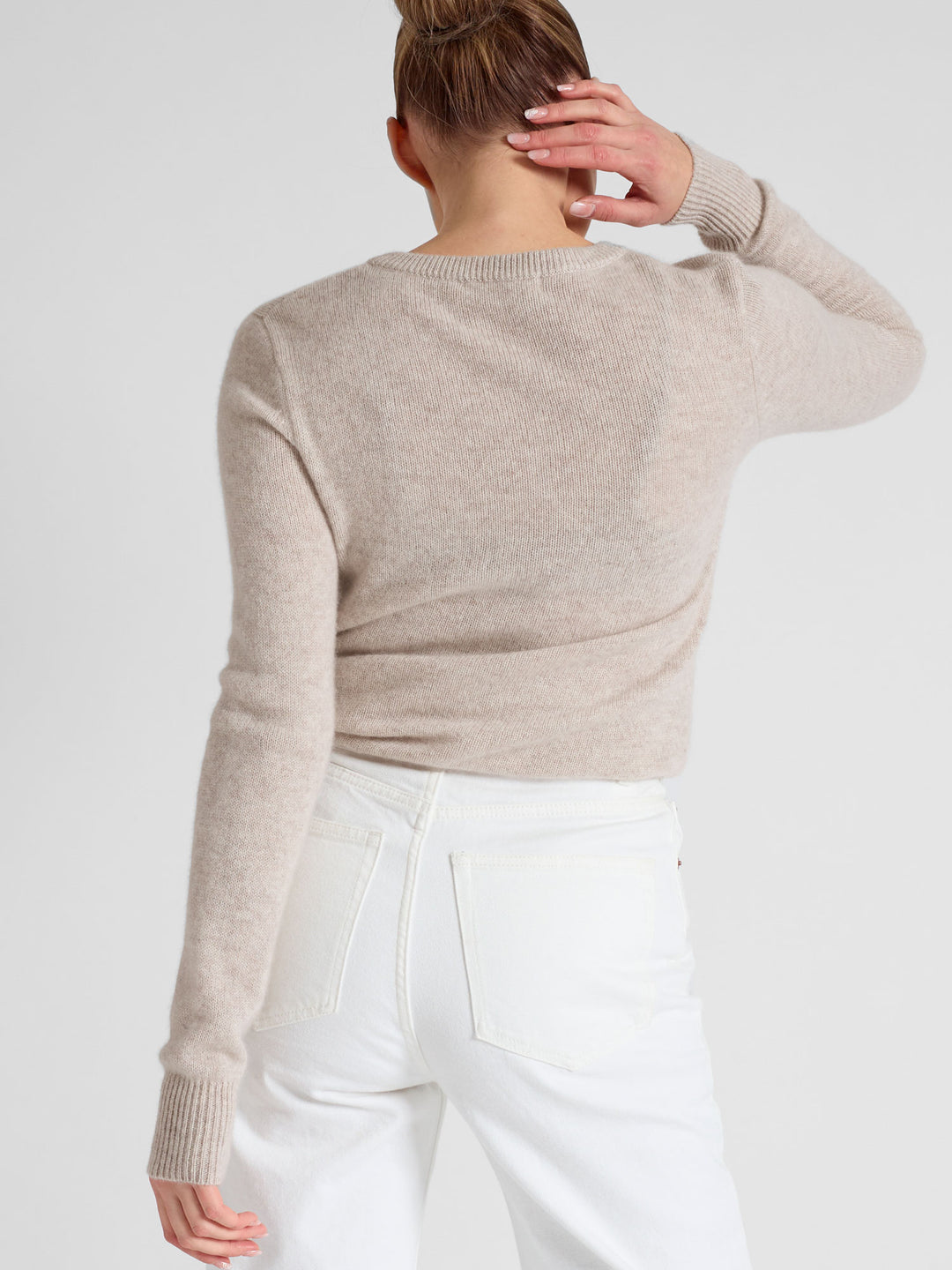 Cashmere sweater round neck "Saga" in 100% pure cashmere. Scandinavian design by Kashmina.  Color: Beige.