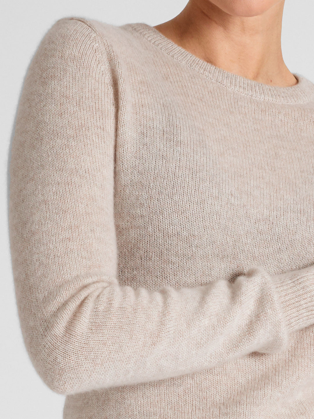 Cashmere sweater round neck "Saga" in 100% pure cashmere. Scandinavian design by Kashmina.  Color: Beige.