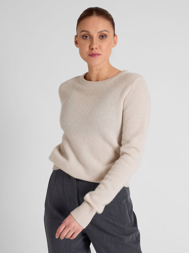 Cashmere sweater "Saga" in 100% pure cashmere. Color Pearl. Scandinavian design by Kashmina.