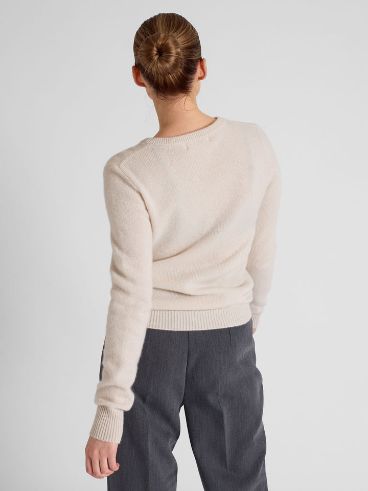 Cashmere sweater "Saga" in 100% pure cashmere. Color Pearl. Scandinavian design by Kashmina.