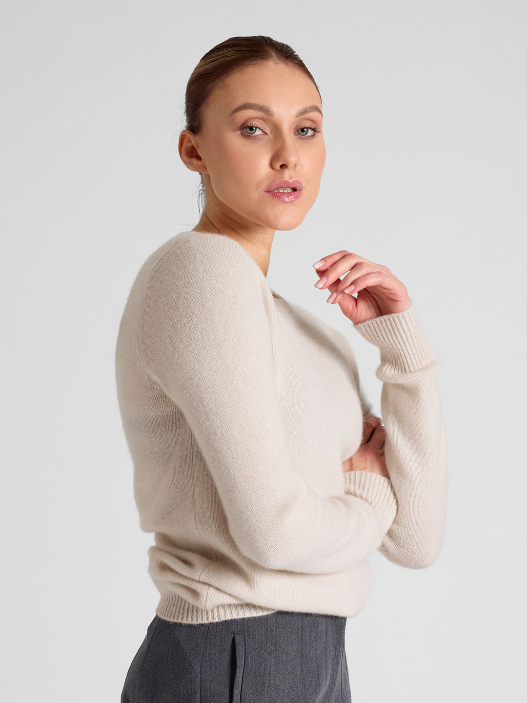 Cashmere sweater "Saga" in 100% pure cashmere. Color Pearl. Scandinavian design by Kashmina.