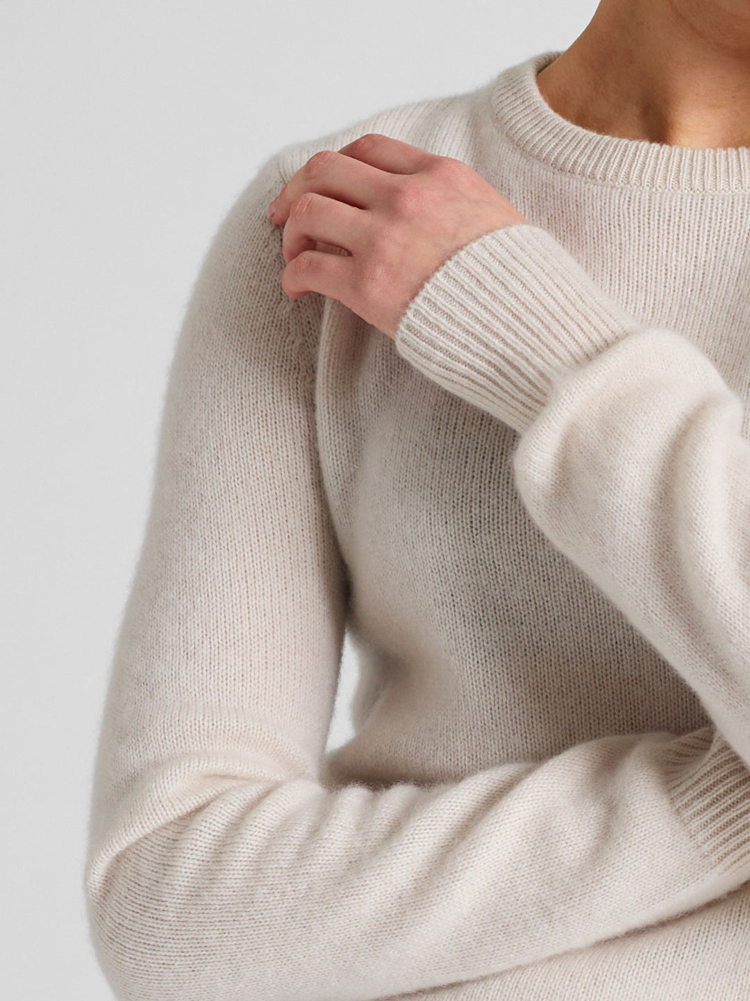 Cashmere sweater "Saga" in 100% pure cashmere. Color Pearl. Scandinavian design by Kashmina.