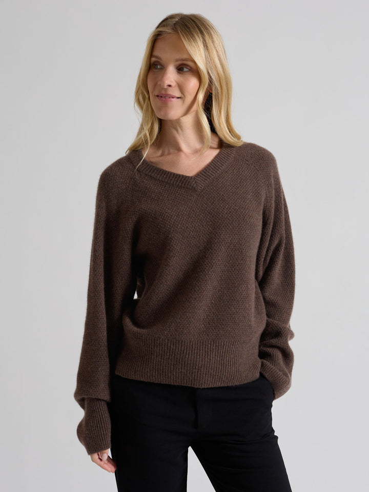 Cashmere sweater "Selma" in 100% pure cashmere. Scandinavian design by Kashmina. Color: Dark Brown.