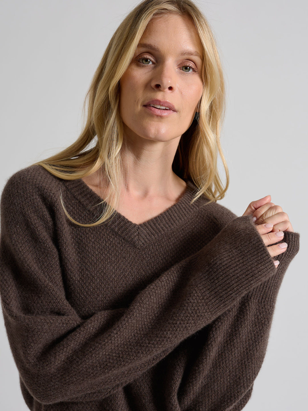 Cashmere sweater "Selma" in 100% pure cashmere. Scandinavian design by Kashmina. Color: Dark Brown.