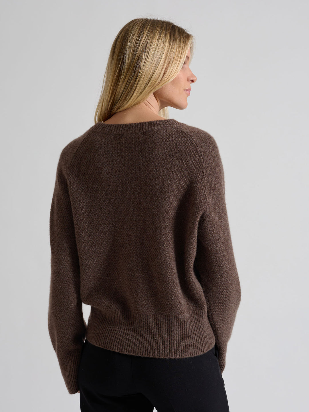 Cashmere sweater "Selma" in 100% pure cashmere. Scandinavian design by Kashmina. Color: Dark Brown.