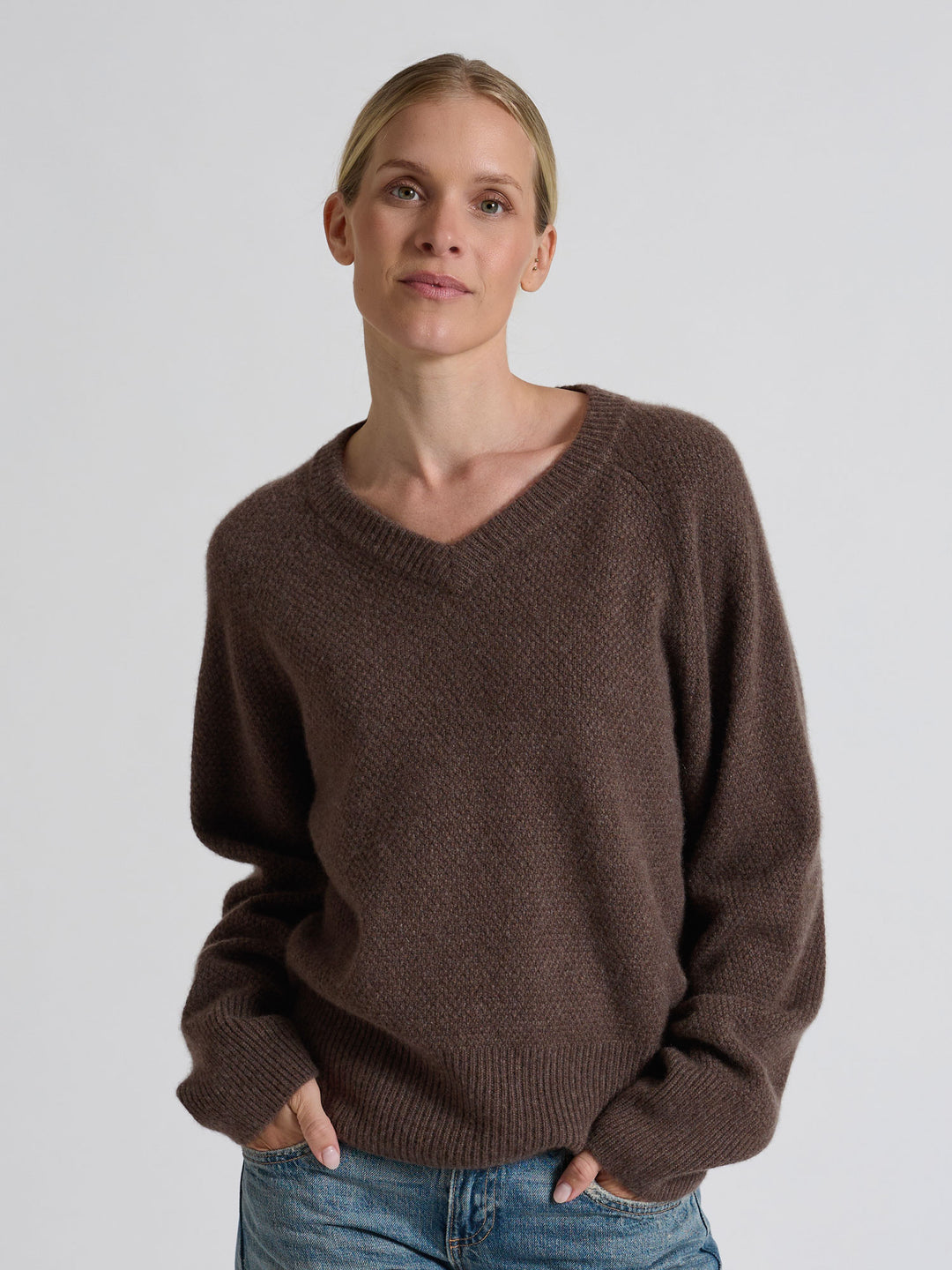Cashmere sweater "Selma" in 100% pure cashmere. Scandinavian design by Kashmina. Color: Dark Brown.