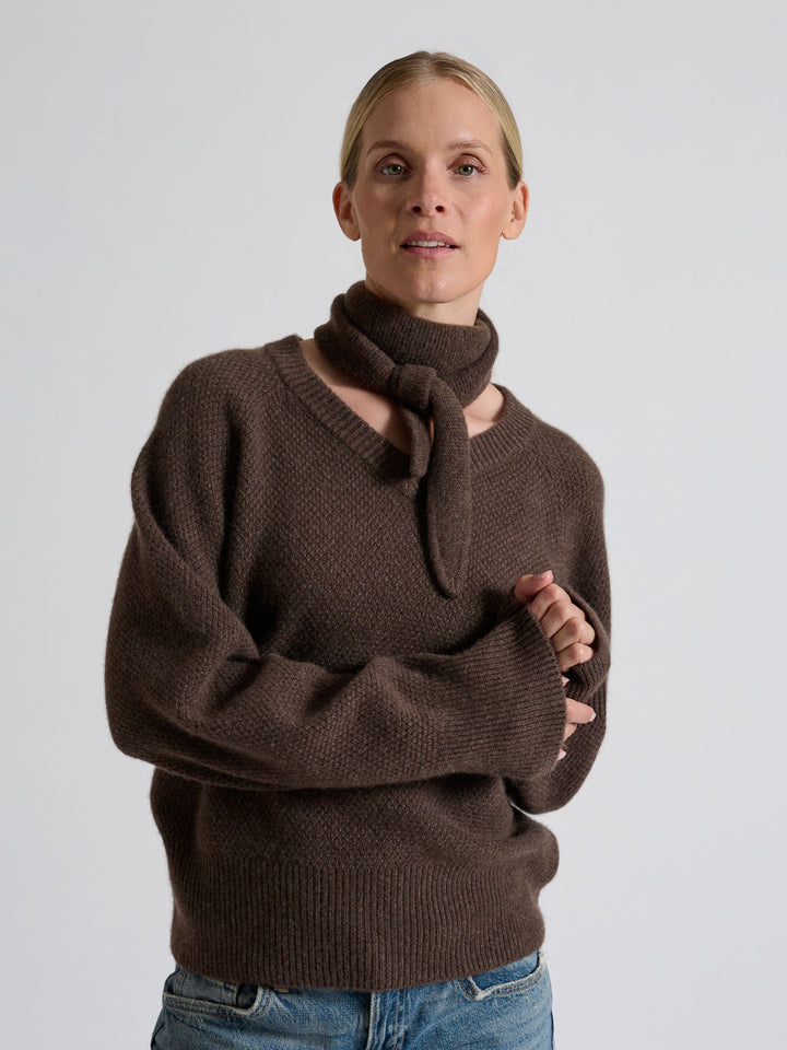 Cashmere sweater "Selma" in 100% pure cashmere. Scandinavian design by Kashmina. Color: Dark Brown.